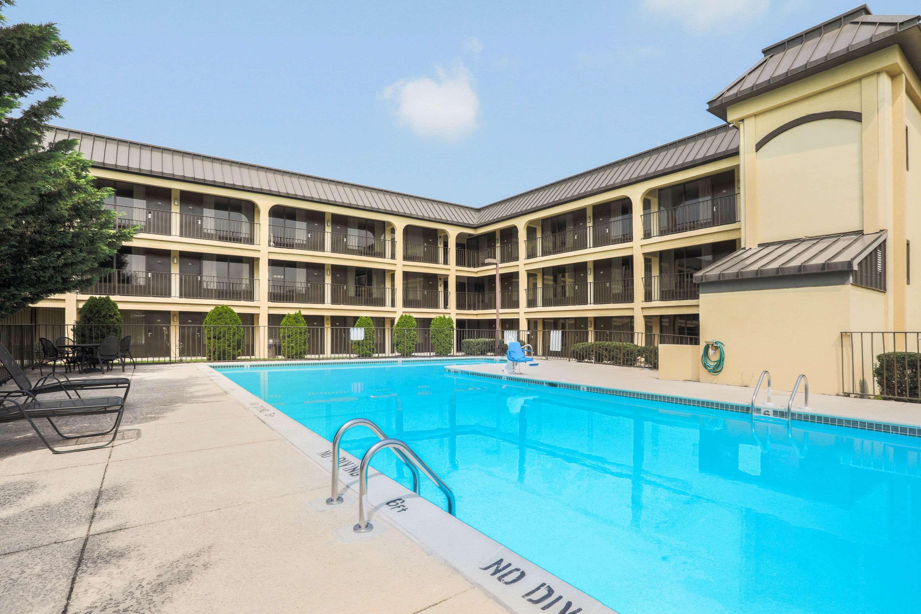Days Inn By Wyndham Newark Wilmington Exterior photo