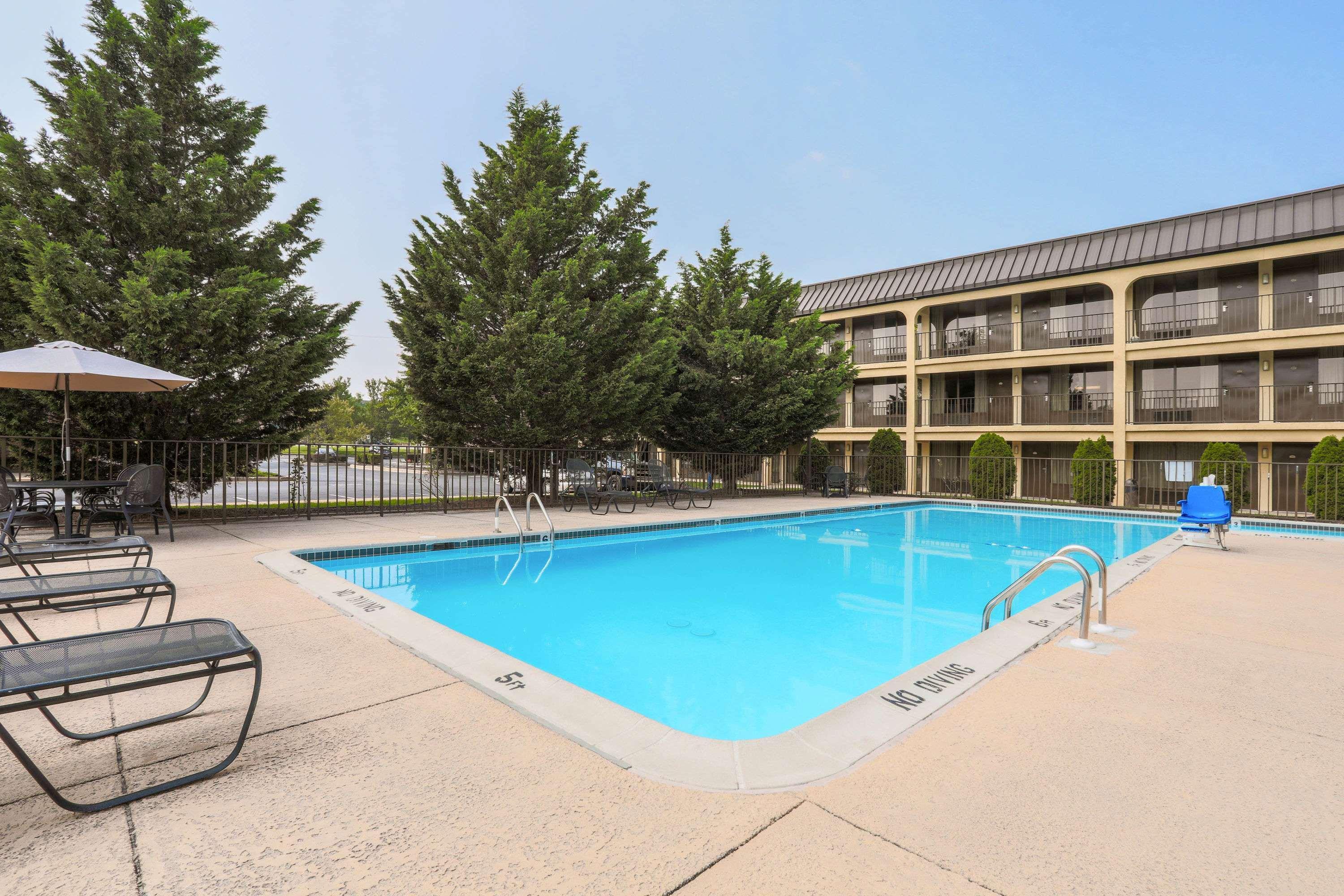 Days Inn By Wyndham Newark Wilmington Exterior photo