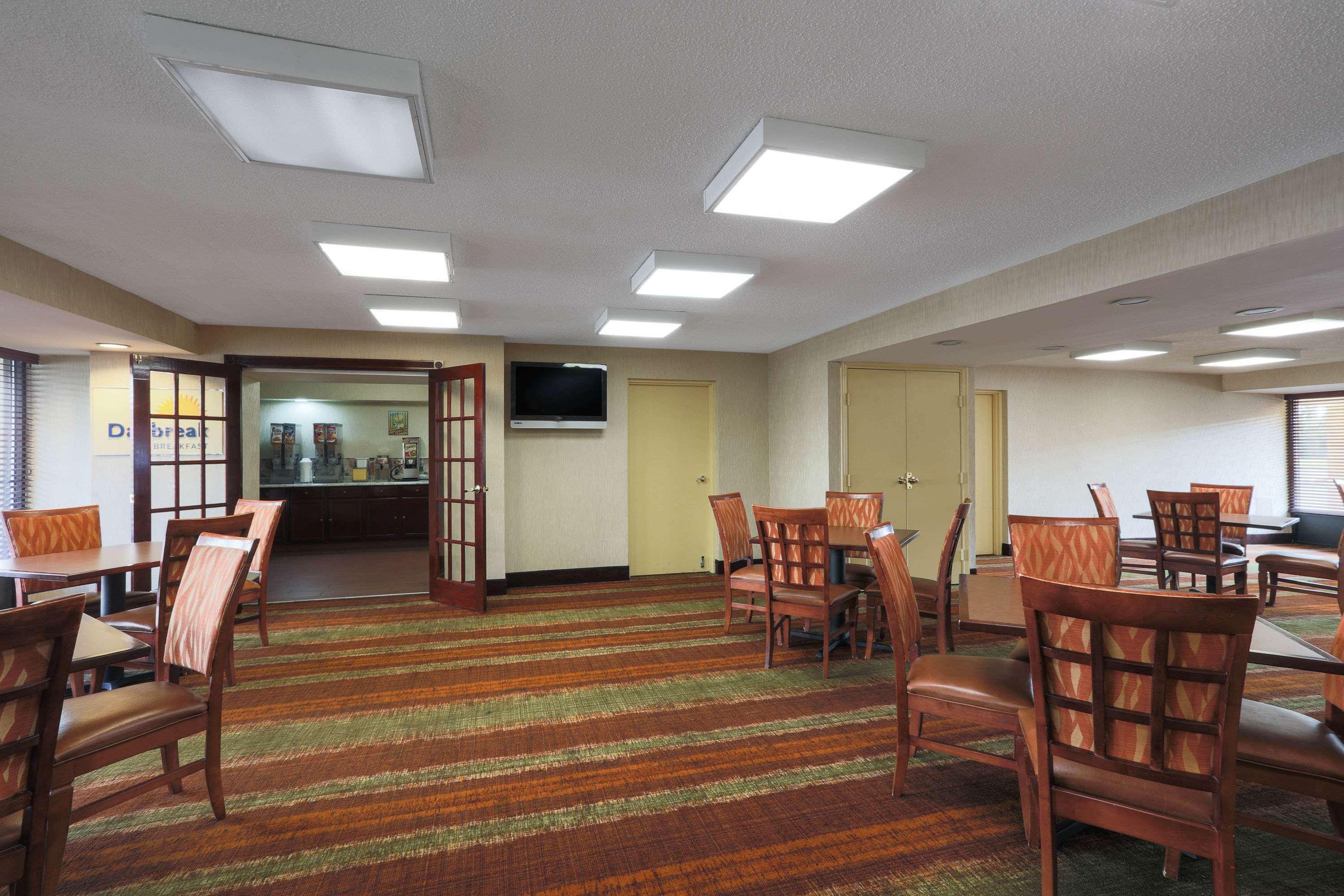 Days Inn By Wyndham Newark Wilmington Exterior photo