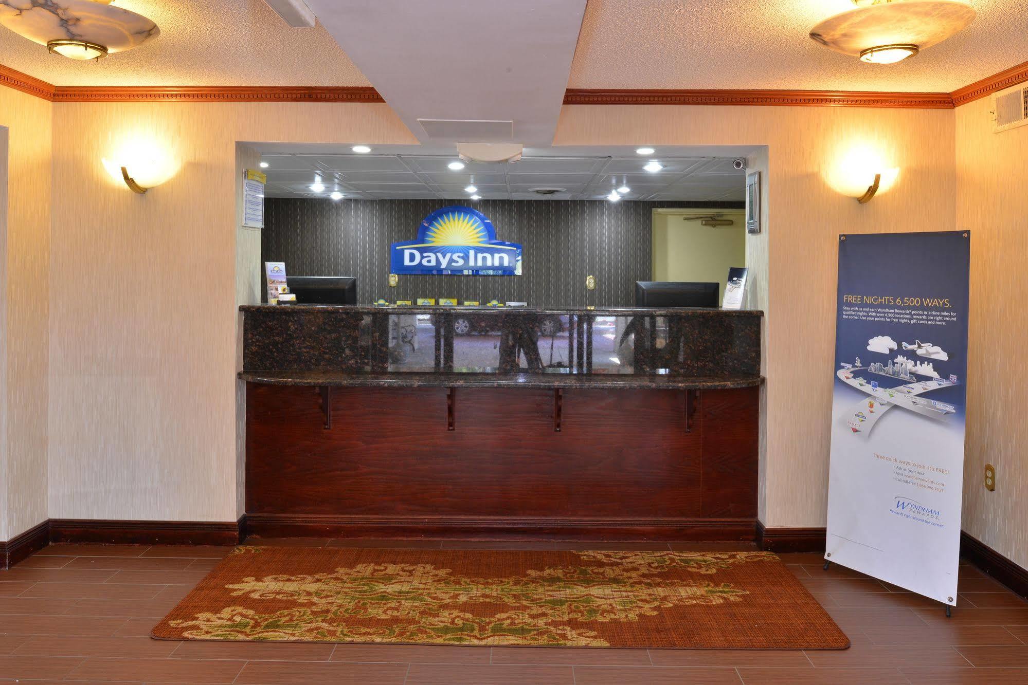 Days Inn By Wyndham Newark Wilmington Exterior photo