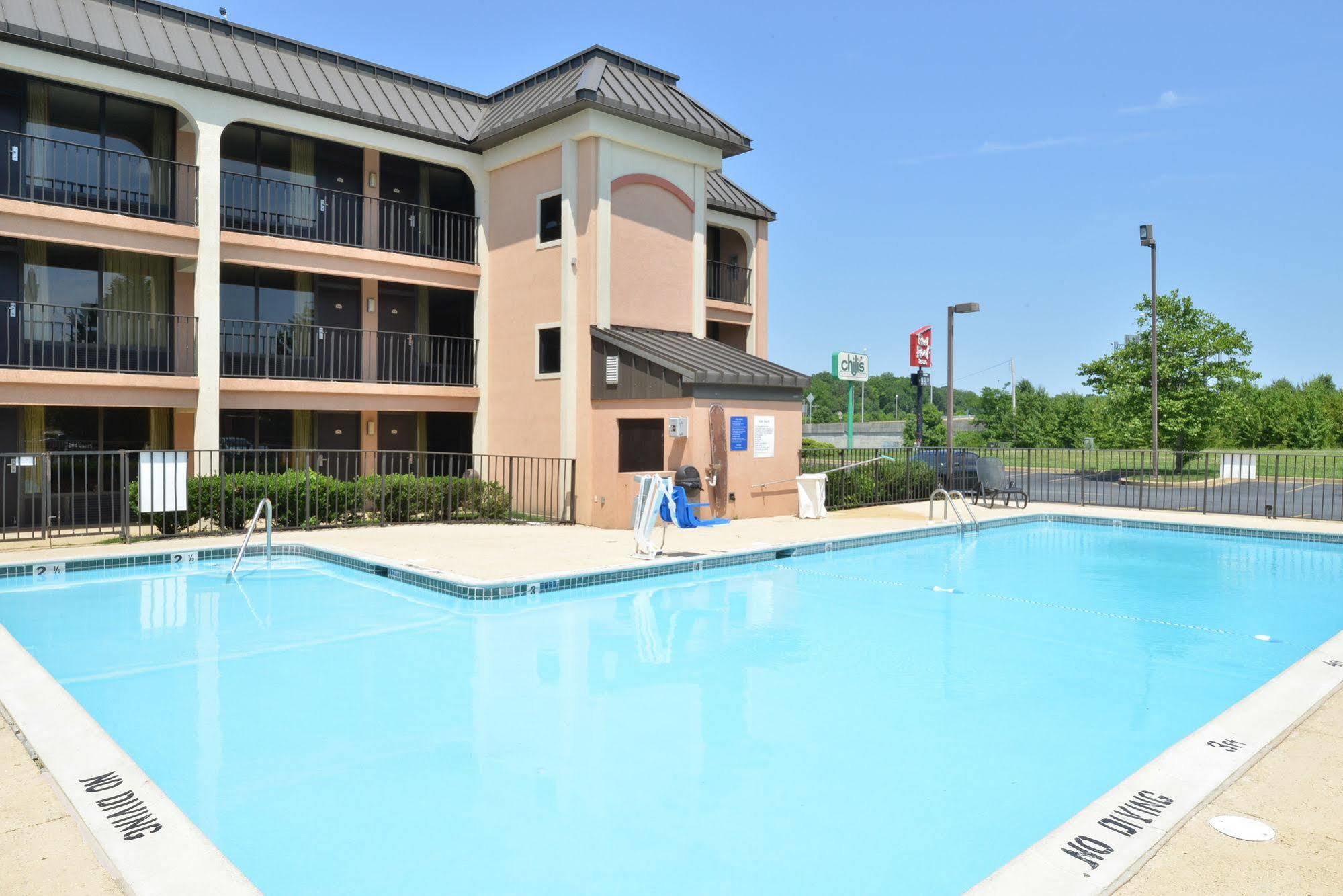 Days Inn By Wyndham Newark Wilmington Exterior photo