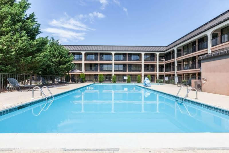 Days Inn By Wyndham Newark Wilmington Exterior photo